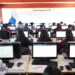 Estudiantes en aula de informática aprendiendo inteligencia artificial en Michoacán.