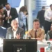 Reunión de profesionales en una conferencia de negocios en un entorno moderno.