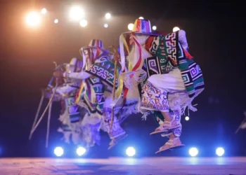 Danzantes purépechas en Las Yácatas durante la K’uínchekua
