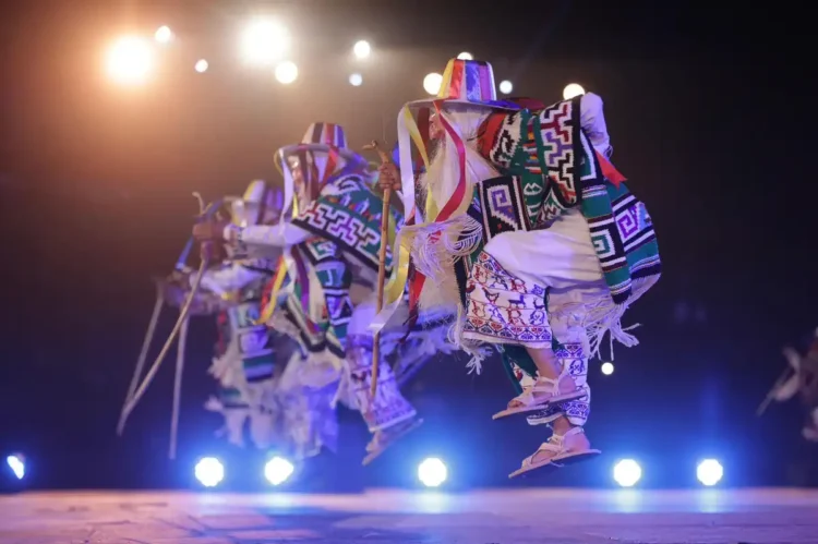 Danzantes purépechas en Las Yácatas durante la K’uínchekua