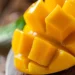 Mango fresco cortado en cubos, listo para comer o usar en recetas tropicales.