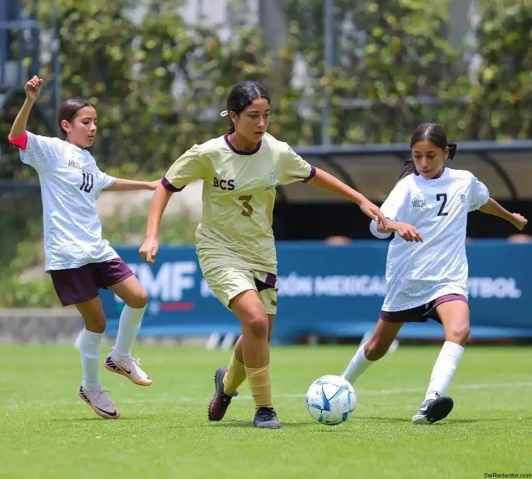 Jugadoras de fútbol femenino en acción durante un partido en el campo.