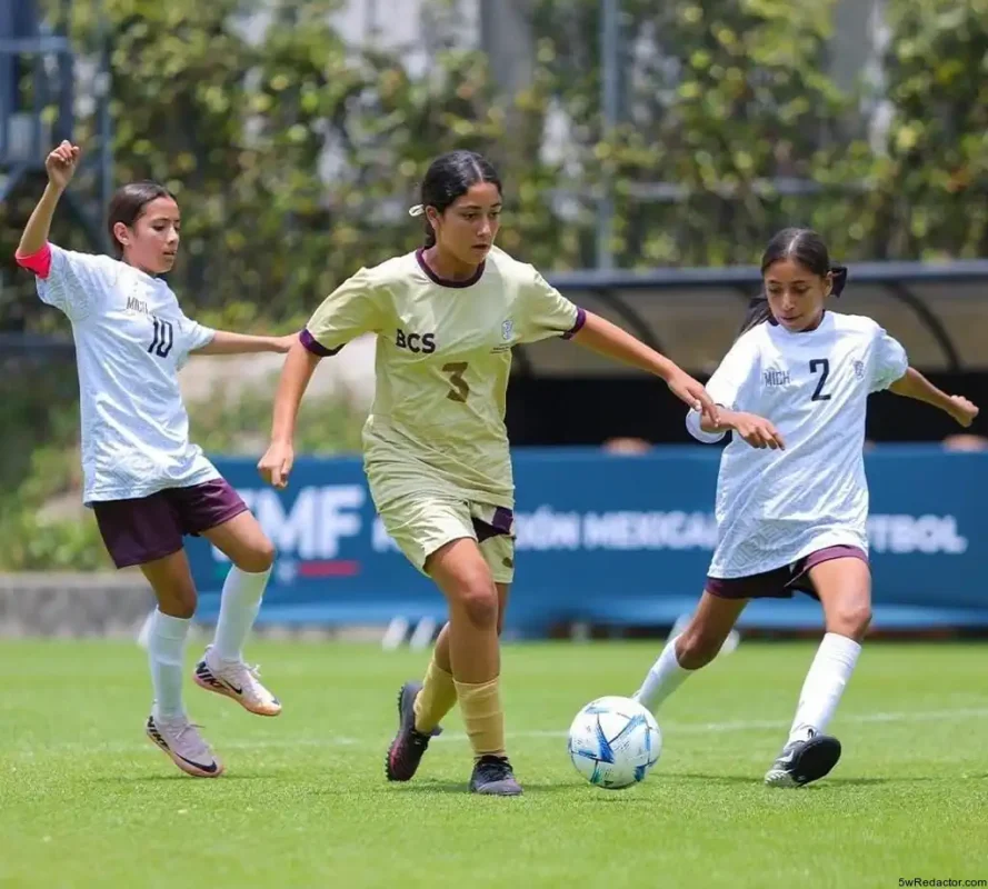 Jugadoras de fútbol femenino en acción durante un partido en el campo.