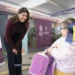 Sujeto interactuando con una niña en un evento escolar en un espacio cubierto.