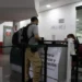 Agente en ventanilla de atención en oficina gubernamental en interior de edificio público.