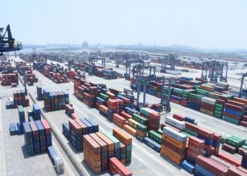 Contenedores en puerto de exportación, movimiento acelerado en la terminal marítima.