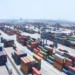 Contenedores en puerto de exportación, movimiento acelerado en la terminal marítima.