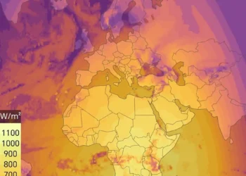 Mapa de radiación solar en África y Europa afectando exportación de mangos en contenedores.