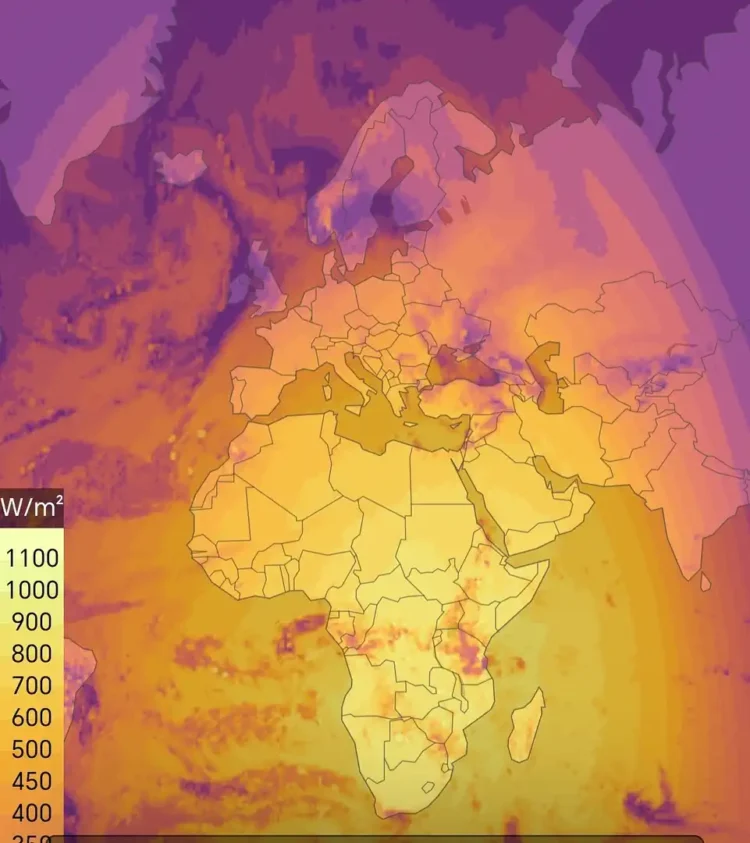 Mapa de radiación solar en África y Europa afectando exportación de mangos en contenedores.