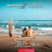 Pareja en la playa de Michoacán disfrutando del mar y la arena.