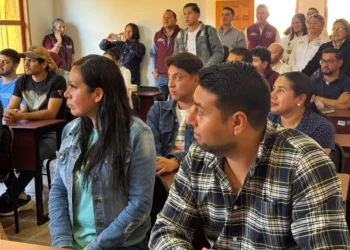 Estudiantes en aula del nuevo campus del Tec en Santa Clara del Cobre, promoviendo la educación supe.