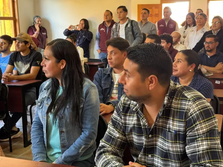 Estudiantes en aula del nuevo campus del Tec en Santa Clara del Cobre, promoviendo la educación supe.