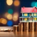 Casa en miniatura sobre monedas, simbolizando el costo de pagar la renta.