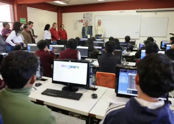 Aprendizaje en aula de inteligencia artificial en Michoacán, con estudiantes y docentes en capacitac.