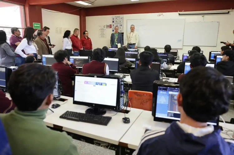Aprendizaje en aula de inteligencia artificial en Michoacán, con estudiantes y docentes en capacitac.