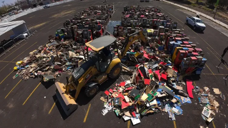 Basura y reciclaje de electrónicos en un estacionamiento, con maquinaria de recolección en acción.