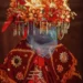 Persona con vestimenta tradicional y corona de flores en celebración cultural en México.
