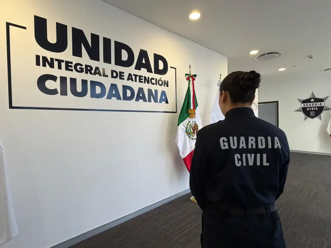 Unidad 24/7 contra extorsión en Michoacán, Guardia Civil en oficina de atención ciudadana.