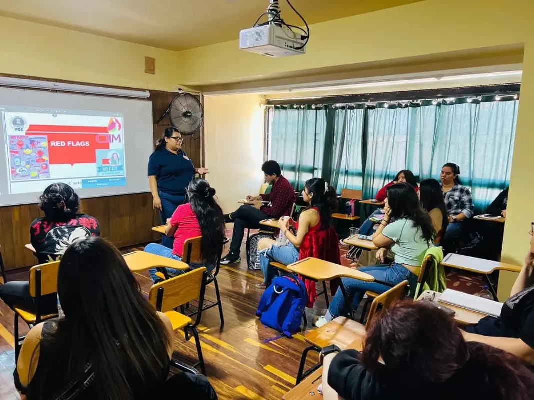 Jóvenes universitarios aprenden a identificar señales de violencia en relaciones de pareja en Zamora