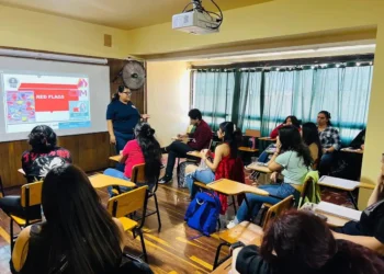 Jóvenes universitarios aprenden a identificar señales de violencia en relaciones de pareja en Zamora