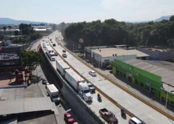 Mejoras en el puente La Hielera en Uruapan, reduciendo el caos vial y creando un espacio más seguro.