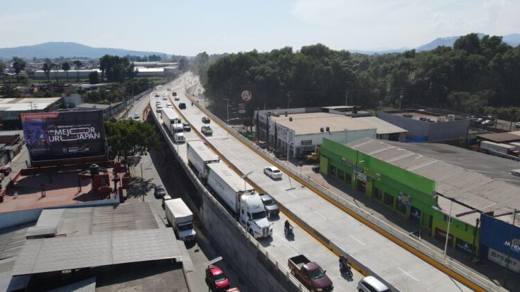 Mejoras en el puente La Hielera en Uruapan, reduciendo el caos vial y creando un espacio más seguro.