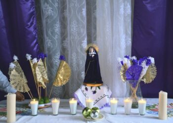 Altar de Dolores Michoacán con elementos tradicionales y simbolismo religioso