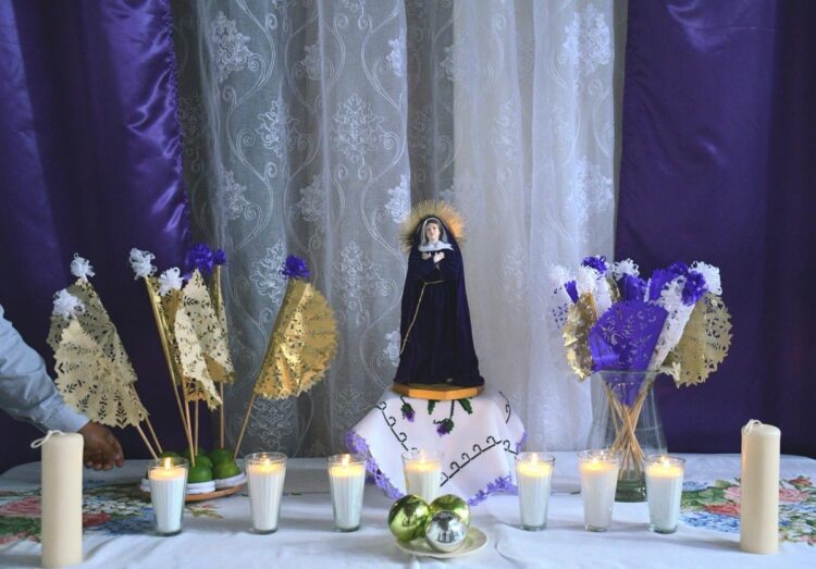 Altar de Dolores Michoacán con elementos tradicionales y simbolismo religioso