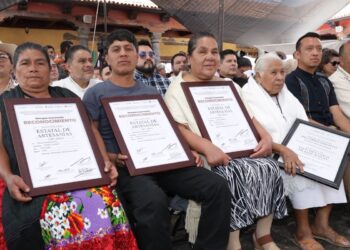 Reconocimiento a artesanos en Uruapan durante concurso histórico, entregando premios por un total de 1.6 millones de pesos.
