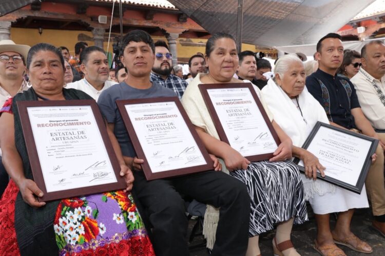 Reconocimiento a artesanos en Uruapan durante concurso histórico, entregando premios por un total de 1.6 millones de pesos.