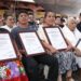 Reconocimiento a artesanos en Uruapan durante concurso histórico, entregando premios por un total de 1.6 millones de pesos.