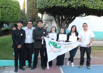 Estudiantes orgullosos muestran su proyecto de app sin necesidad de computadora, compitiendo en Brasil con medalla de oro en.