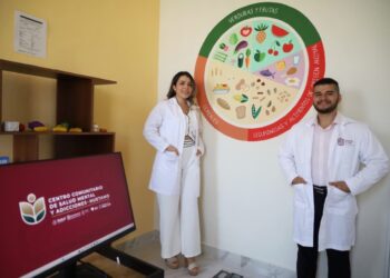 Personal médico en centro de atención psicológica en Michoacán.