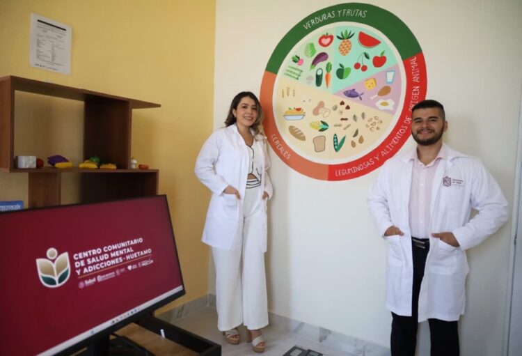 Personal médico en centro de atención psicológica en Michoacán.