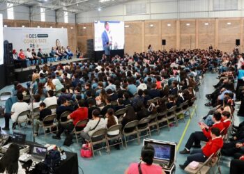 Amplio auditorio con asistentes en capacitación sobre prevención de delitos digitales en Michoacán.