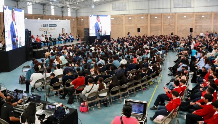 Amplio auditorio con asistentes en capacitación sobre prevención de delitos digitales en Michoacán.