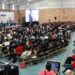 Amplio auditorio con asistentes en capacitación sobre prevención de delitos digitales en Michoacán.