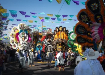 Colorido desfile de disfraces tradicionales en Tzintzuntzan durante el Convite de la K’uínchekua 2026.