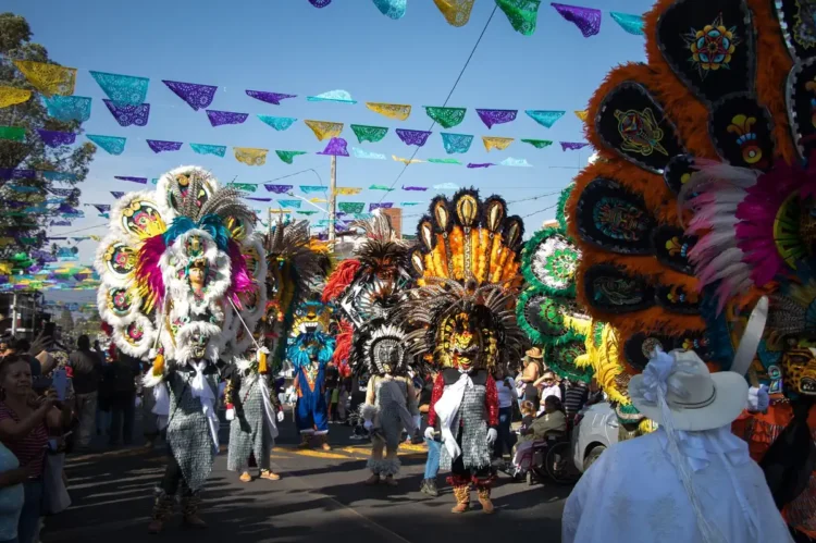 Colorido desfile de disfraces tradicionales en Tzintzuntzan durante el Convite de la K’uínchekua 2026.