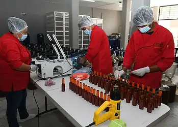 Personal de laboratorio trabajando con productos químicos y equipo especializado.