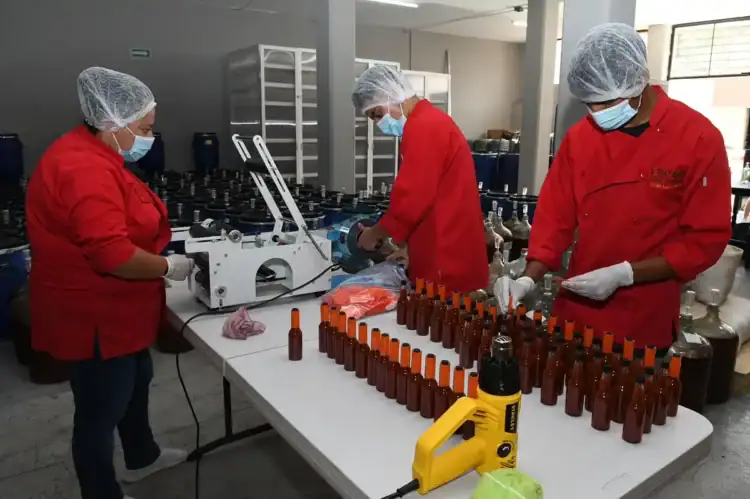 Personal de laboratorio trabajando con productos químicos y equipo especializado.