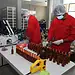 Personal de laboratorio trabajando con productos químicos y equipo especializado.