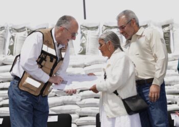 Entrega de fertilizantes gratuitos en Michoacán beneficia a miles de agricultores locales.