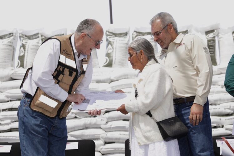 Entrega de fertilizantes gratuitos en Michoacán beneficia a miles de agricultores locales.