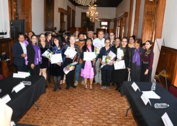 Mujeres premiadas en evento oficial por su impacto y talento en Michoacán.