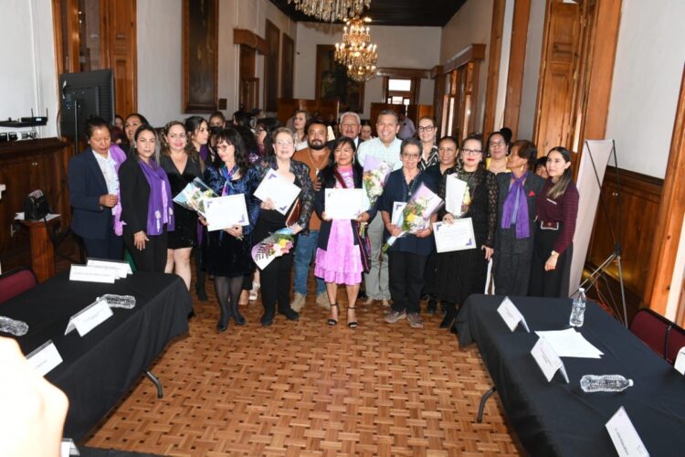 Mujeres premiadas en evento oficial por su impacto y talento en Michoacán.