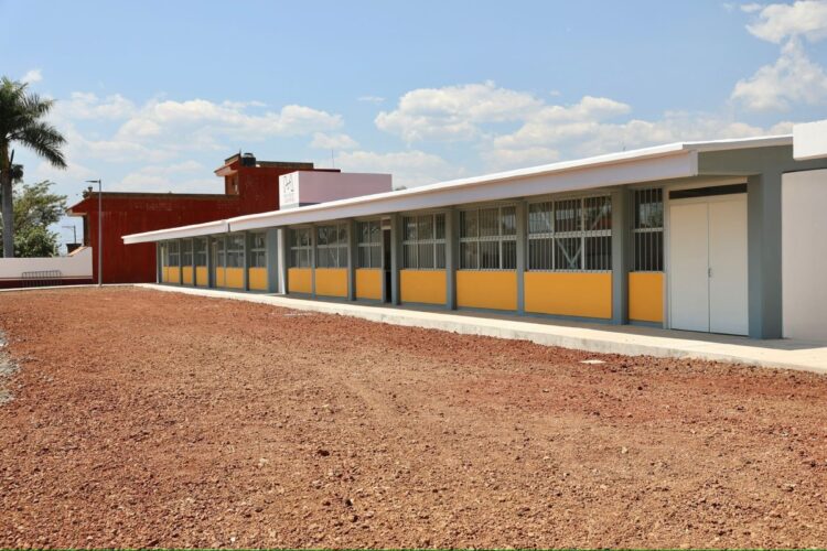 Escuela en Uruapan con moderna infraestructura y amplios espacios, diseñada para evitar traslados y mejorar la educación loca.