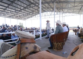 El evento muestra a productores y autoridades en un espacio abierto, promoviendo el apoyo a la agricultura local en Jalisco.