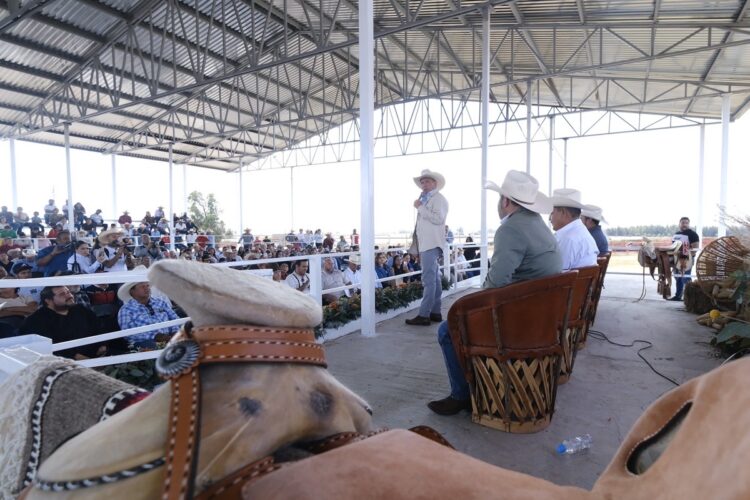 El evento muestra a productores y autoridades en un espacio abierto, promoviendo el apoyo a la agricultura local en Jalisco.