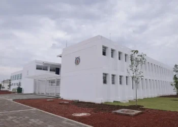 Campus de la UMSNH en Morelia, con moderna infraestructura y áreas verdes, refleja crecimiento y expansión académica.